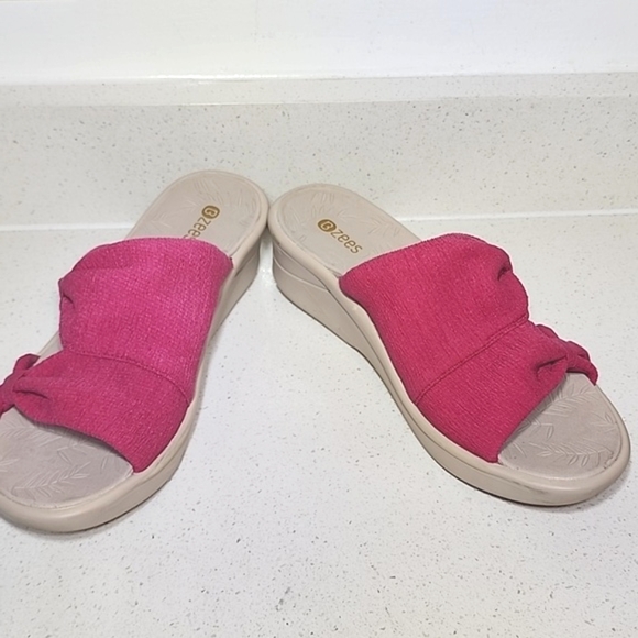 Bzees Women's Smile More. Paradise Pink Fuchsia Slide Wedge Sandals Size 9 - Picture 8 of 8